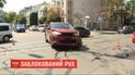 На столичному Подолі зіштовхнулися дві автівки та заблокували рух трамваїв