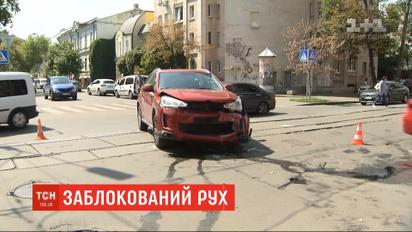 На столичному Подолі зіштовхнулися дві автівки та заблокували рух трамваїв
