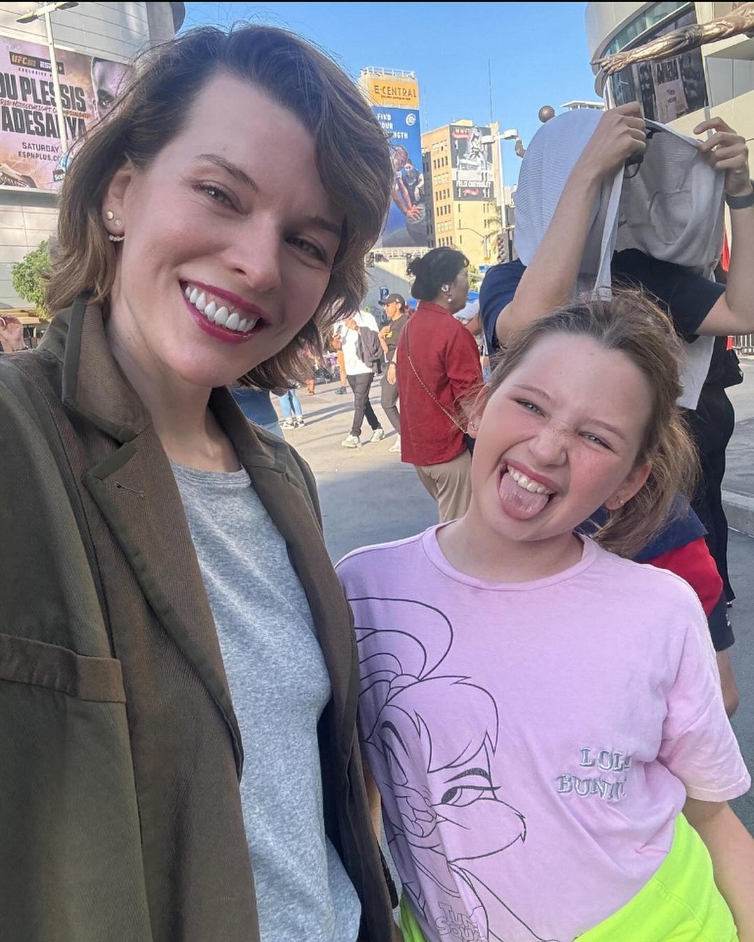 Міла Йовович з родиною / © instagram.com/millajovovich