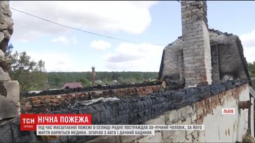 Под Львовом сгорели три авто и дом
