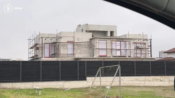 Колишня теща голови київського Кіберполу придбала 16 соток, тобто ділянка обійшлась приблизно в 8 мільйонів гривень, зазначають розслідувачі / © bihus.info