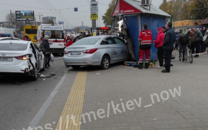 В Киеве автомобиль вылетел на тротуар и врезался в киоск: есть жертвы