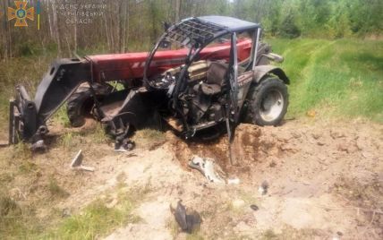 В Черниговской области водитель трактора наехал на боеприпас и подорвался (фото)