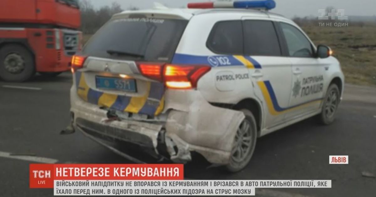 Нетрезвый военный на Львовщине въехал в машину копов