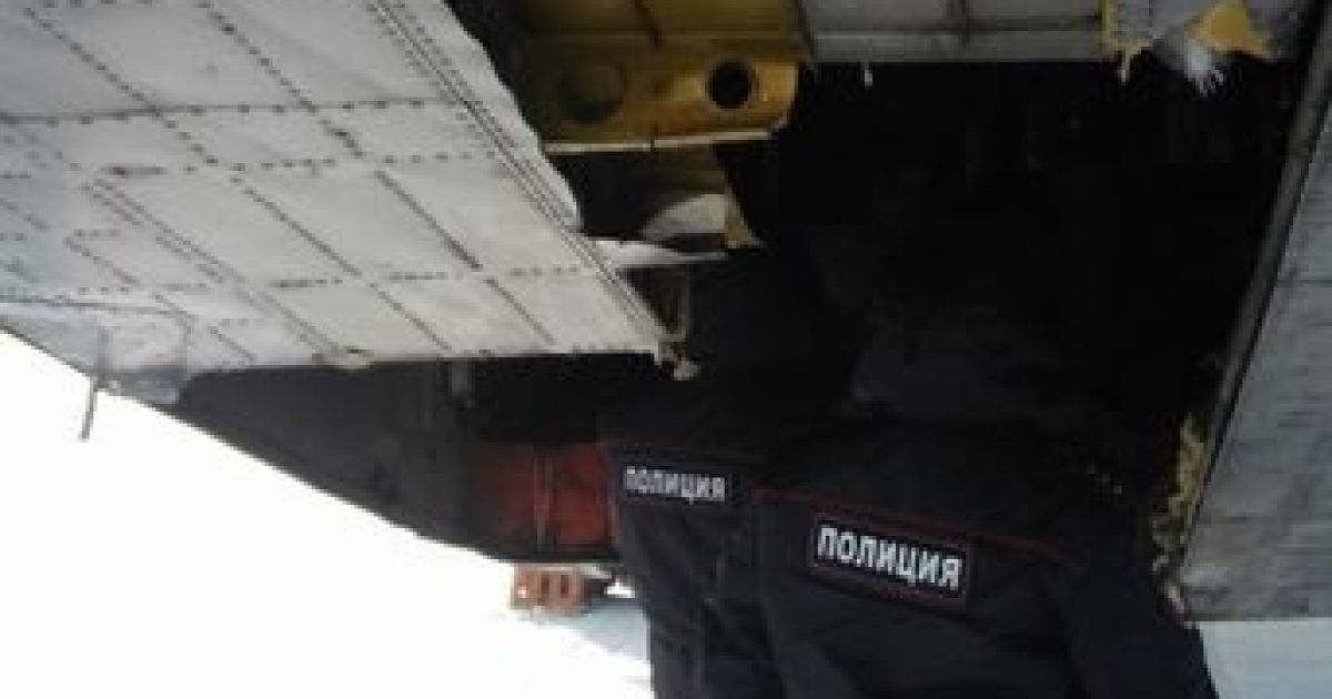 В Якутске россияне ищут в заснеженном поле золото, которое выпало из самолета