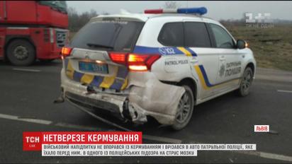 Недалеко от Львова нетрезвый военный въехал в машину копов
