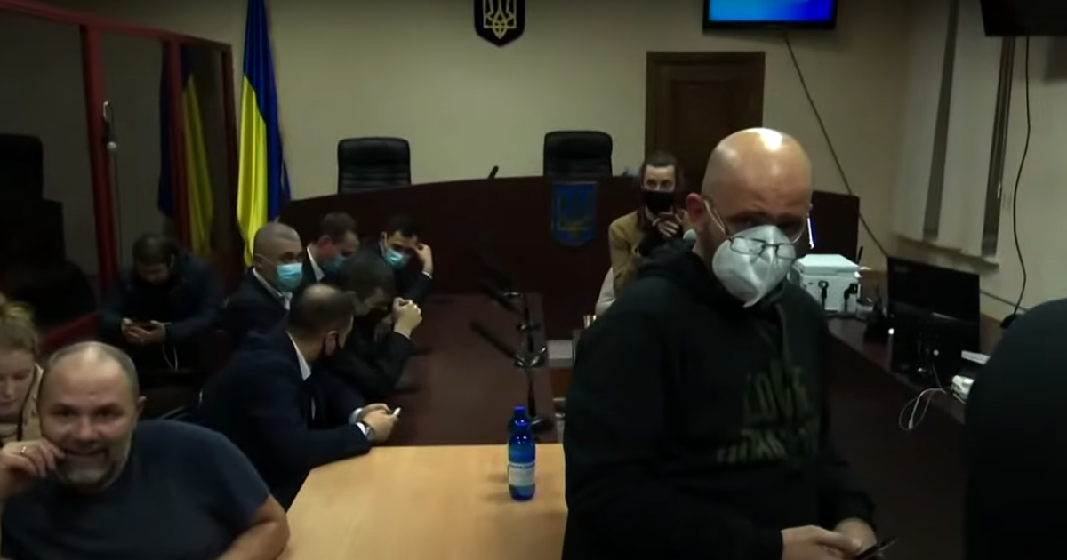 Шел десятый час заседания: сторонники Порошенко начали колядовать прямо в зале суда (видео)