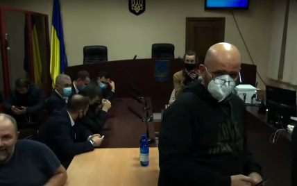 Шел десятый час заседания: сторонники Порошенко начали колядовать прямо в зале суда (видео)