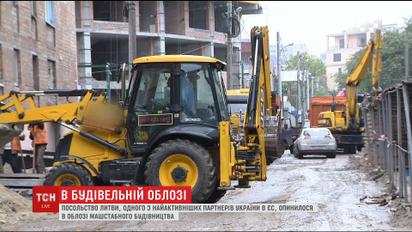 Посольство Литви у Києві опинилося в епіцентрі масового будівництва