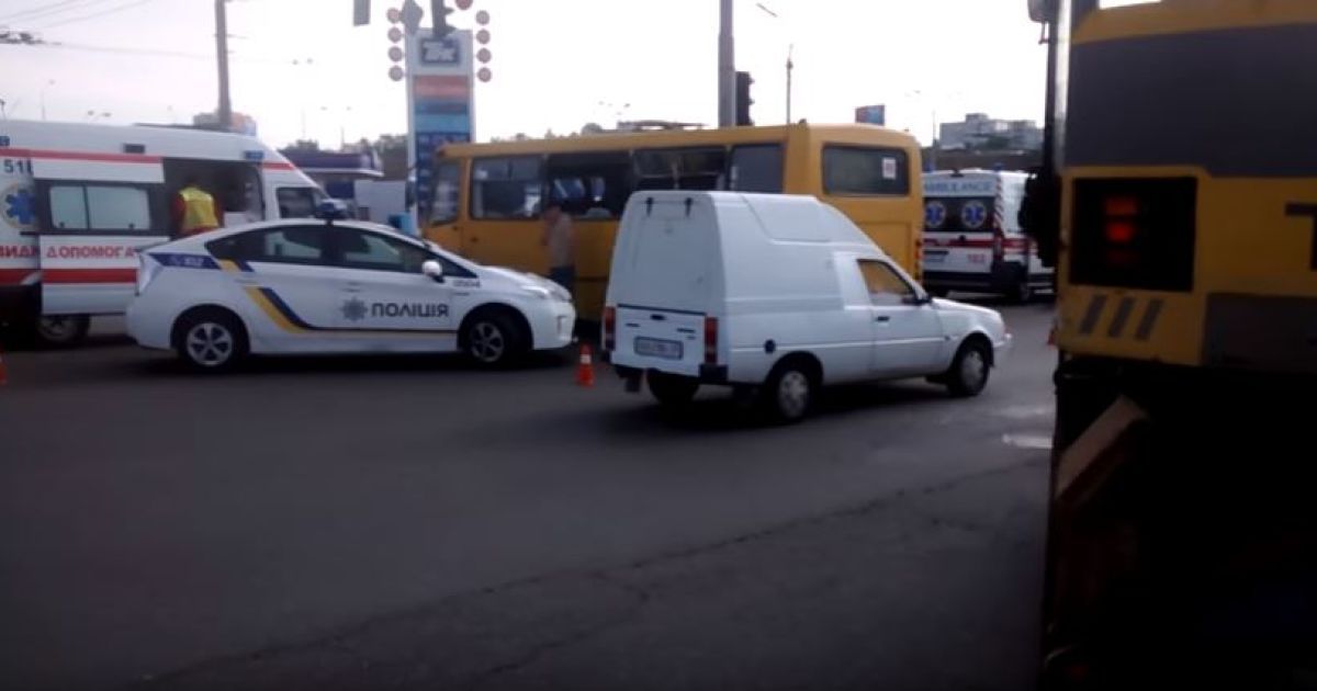 На столичной Петровке столкнулись маршрутка с пассажирами и экскаватор