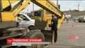 У Києві екскаватор "Київпастрансу" в'їхав у заповнений пасажирами маршрутний автобус