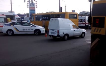 На столичній Петрівці зіткнулись маршрутка з пасажирами та екскаватор