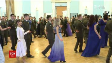 У ліцеї імені Богуна влаштували святковий бал, присвячений Дню Збройних сил України