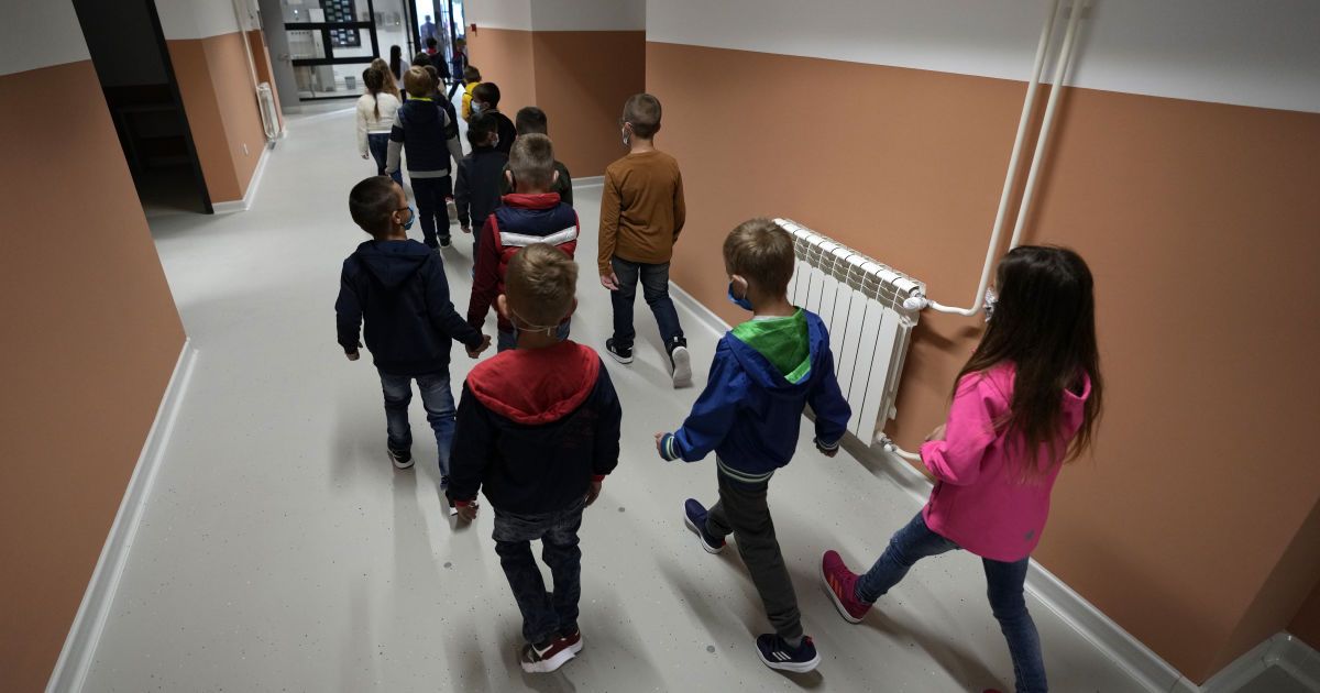 "Государство прокормит": в Кривом Роге мать, оставившая 9 детей с вещами под зданием горсовета, объяснила свой поступок (видео)