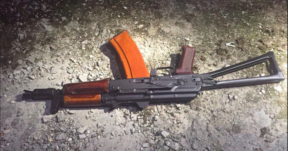 Невідомі обстріляли та кинули гранату в машину Киви