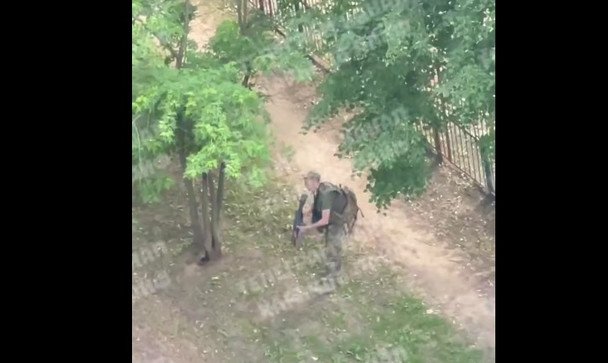 Неизвестный в военной форме стрелял из автомата в жилом районе Харькова: видео