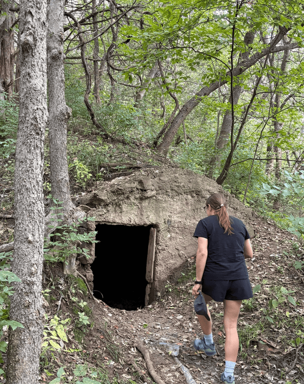 Пара туристів натрапила на стару підземну споруду / © Reddit