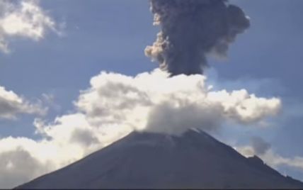 Появилось видео зрелищного "шоу" одного из самых активных вулканов мира