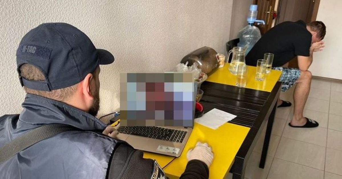 Мужчина присылал интимные фото девочкам