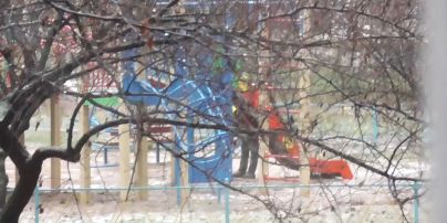 У Києві двірник вигріб пісок для посипання двору з дитячого майданчика