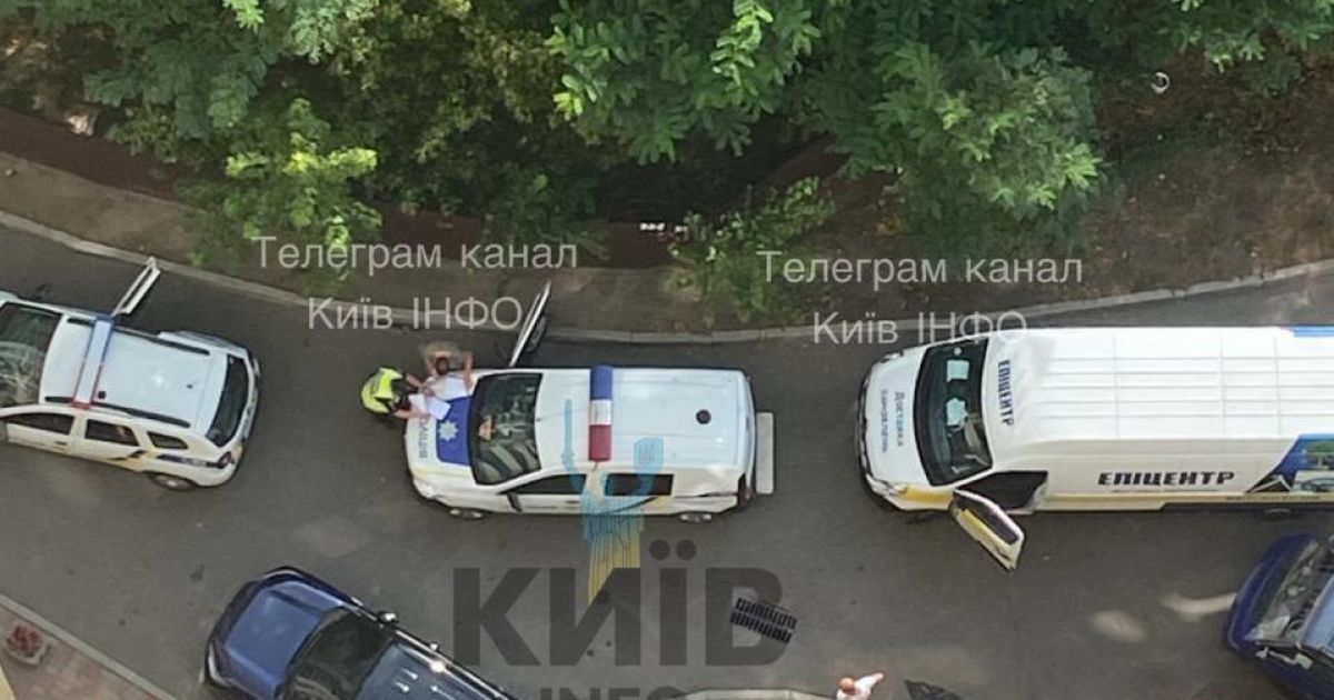 Полиция у дома по улице Анны Ахматовой/Фото: Киев Инфо