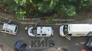 Полиция у дома по улице Анны Ахматовой/Фото: Киев Инфо