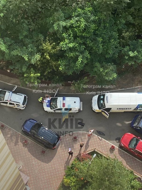 Полиция у дома по улице Анны Ахматовой/Фото: Киев Инфо