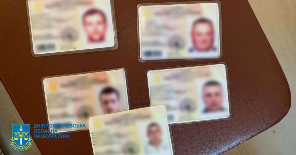 В Днепре "бизнесмен" делал уклонистам фиктивные пенсионные удостоверения и справки об инвалидности