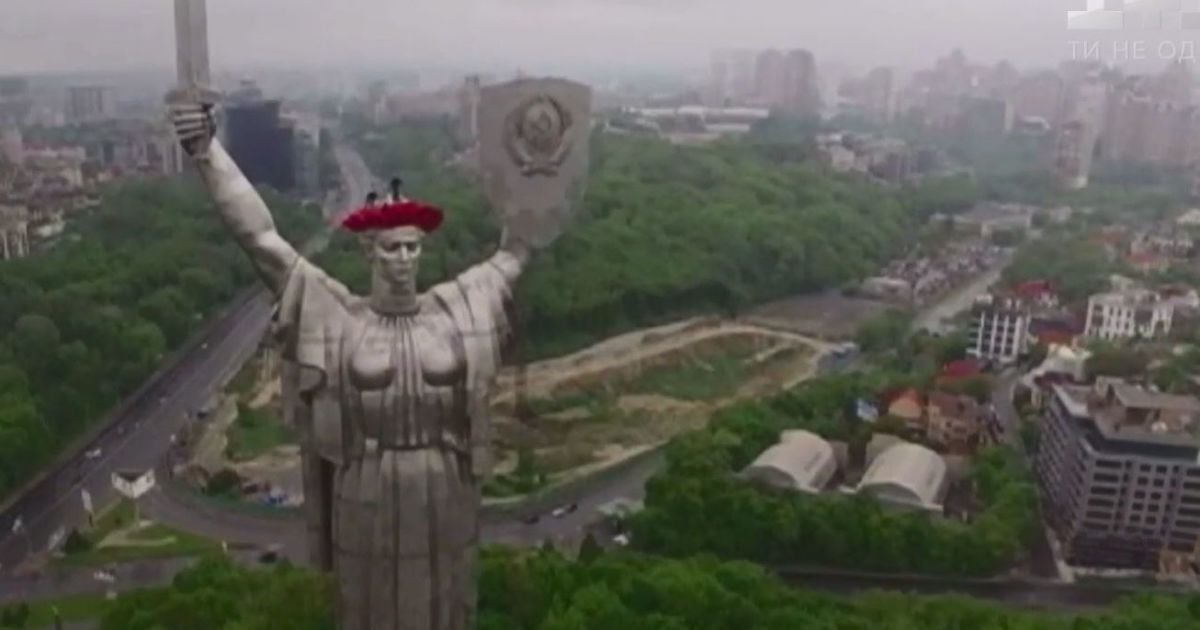 Гроза ускладнила прикрашання монументу Батьківщини-Матері в Києві
