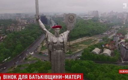 Гроза осложнила украшение монумента Родины-Матери в Киеве