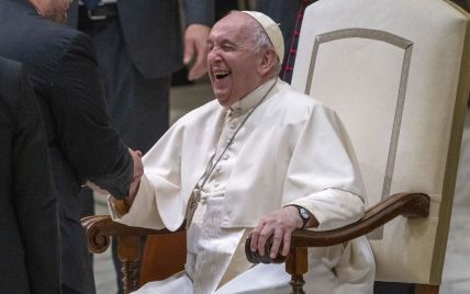 Папа Римський у свій день народження поцілував руку безхатькові