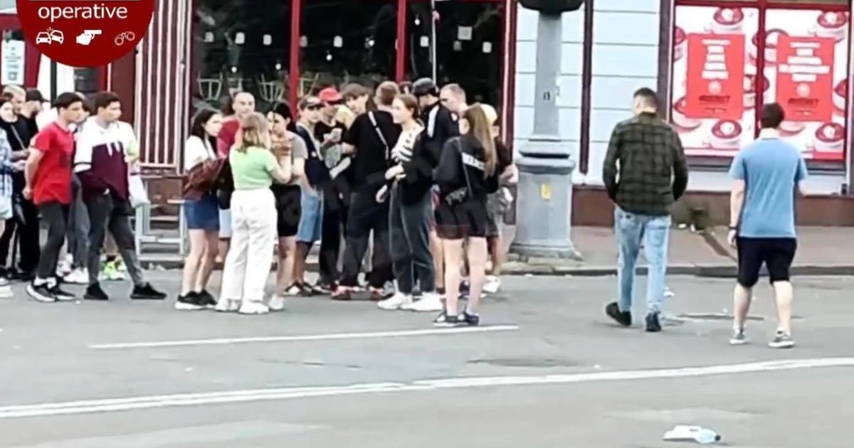 Головой об асфальт: в центре Киева девушки-подростки устроили жестокую драку