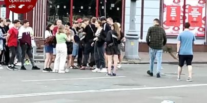 Головою об асфальт: у центрі Києва дівчата-підлітки влаштували жорстоку бійку