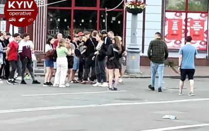 Головой об асфальт: в центре Киева девушки-подростки устроили жестокую драку