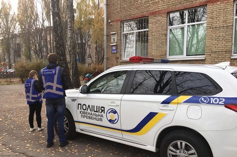 В Киеве школьница выпрыгнула в окно с четвертого этажа школы