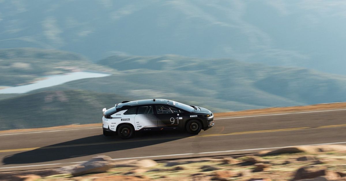 Кроссовер Faraday Future стал самым быстрым серийным электрокаром в гонке на холм Пайкс Пик