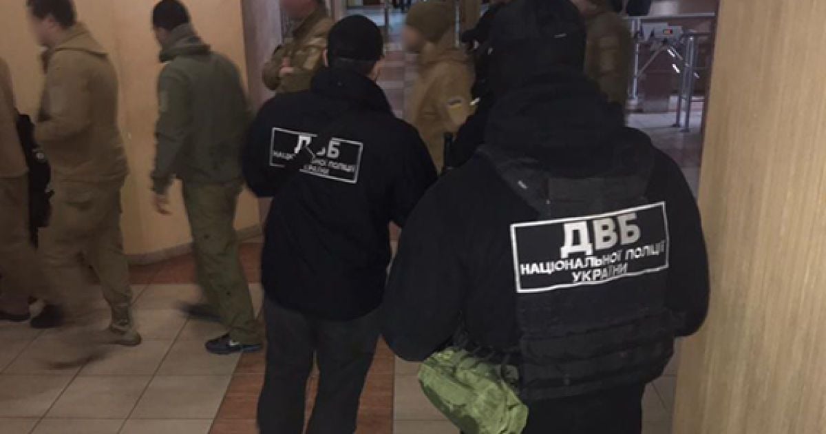 В Одесі затримали трьох поліцейських, які викрали 120 тисяч доларів з автомобіля інкасаторів