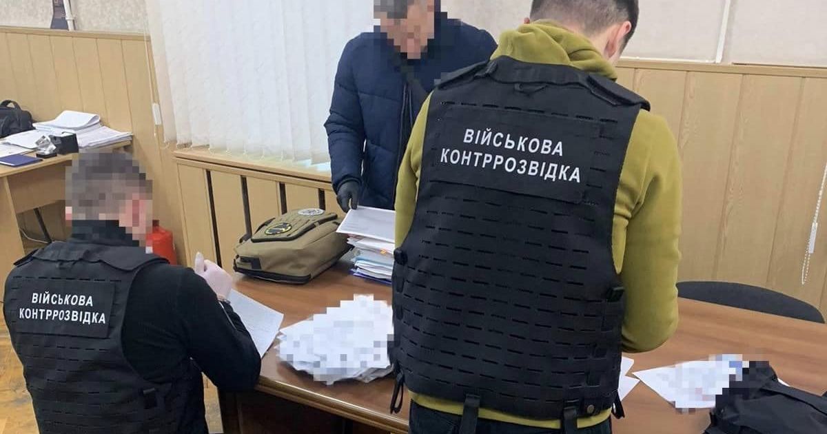 Розкрадання на 1,5 мільярда гривень на закупівлі снарядів: чиновника Міноборони заарештували