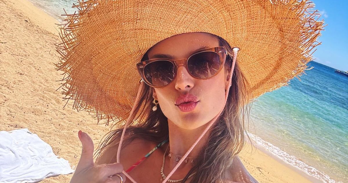 Топ-модель Алессандра Амбросио в пестром бикини отдыхает на Гавайях