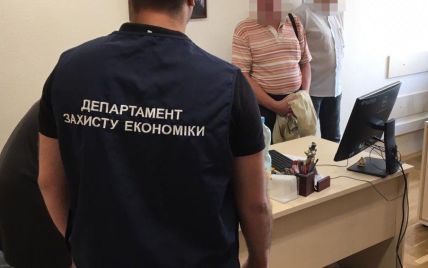 У Києві на хабарі затримали головного податкового ревізора столичної ДФС