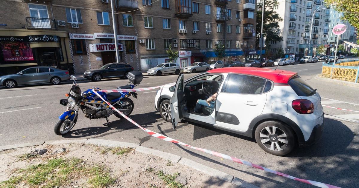 У центрі Києва легковик протаранив поліцейського-мотоцикліста