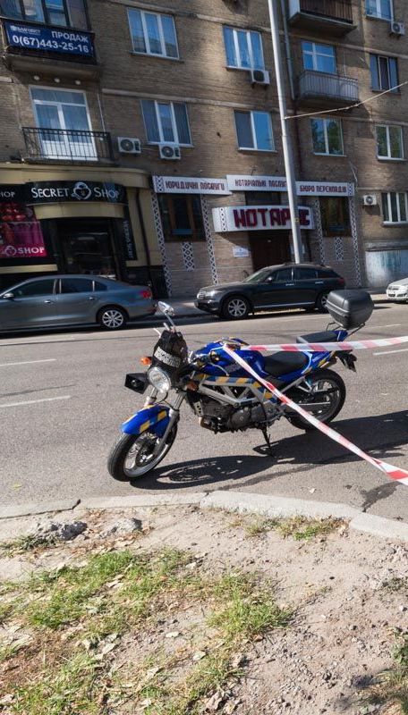 В центре Киева легковушка протаранила полицейского-мотоциклиста