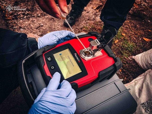 Ліквідація витоку азотної кислоти в Київській області / © ДСНС