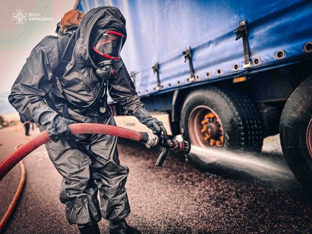 Ліквідація витоку азотної кислоти в Київській області / © ДСНС