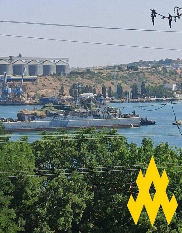 Россияне замаскировали следы удара по кораблю ЧФ в Севастополе: фото от "Атеш"