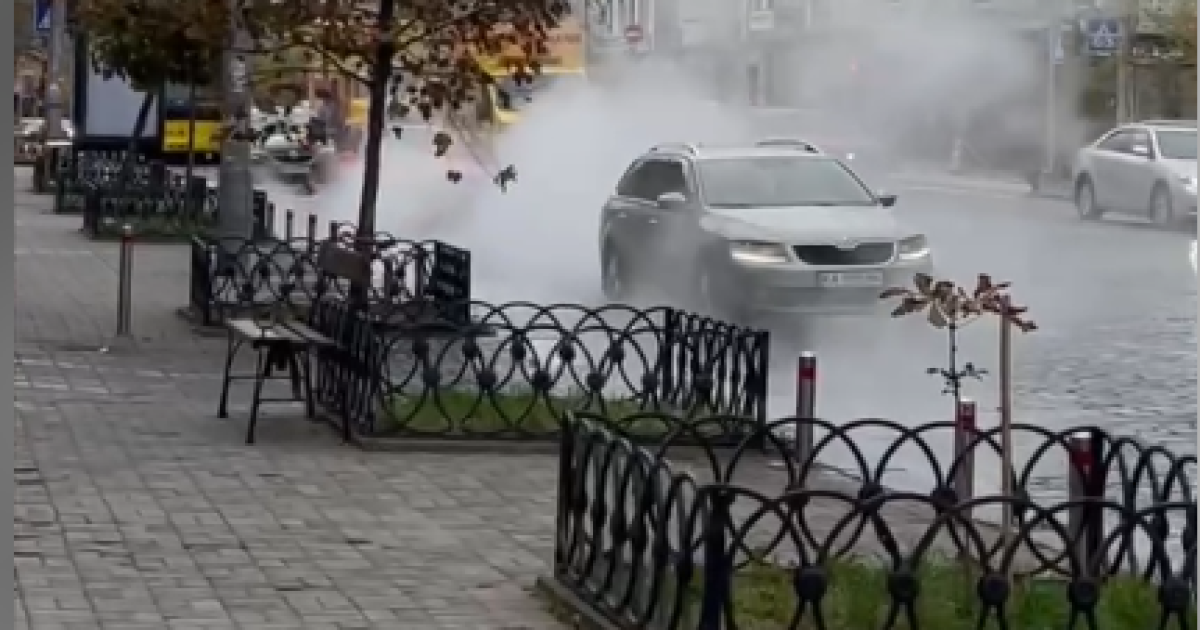 Прорыв теплосети в центре Киева
