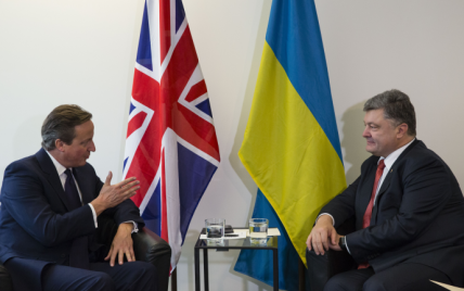 Премьер Британии пообещал Порошенко помогать украинской армии