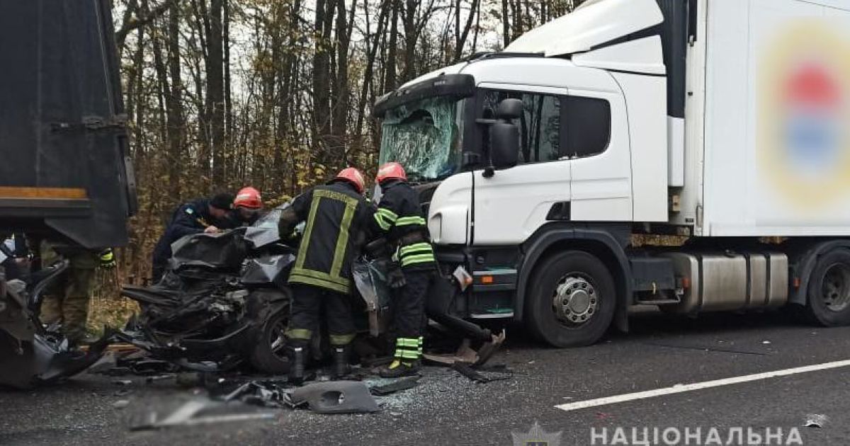 Легковик затисло між двома вантажівками: внаслідок ДТП у Черкаській області загинули жінка і дитина