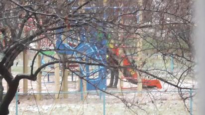 В Киеве дворник выгреб песок для посыпки двора с детской площадки