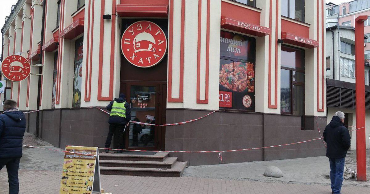 Загадочная смерть в центре Киева: мужчина умер от раны в шею у входа в ресторан